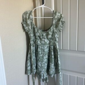 Francesca’s size M, sage green, white floral tie back puff sleeve romper